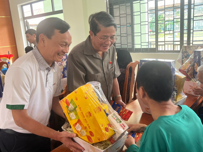 Phó Chủ tịch Quốc hội Nguyễn Đức Hải trao quà Tết cho trẻ em tại Làng Hòa Bình at-ti-17.jpg