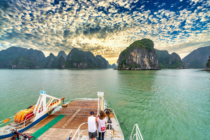 Du khách di chuyển trên phà Tuần Châu – Gia Luận. Ảnh: Shutterstock shutterstock-2463400621.jpg