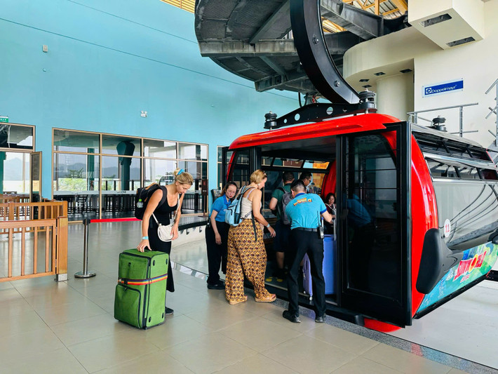 Du khách lựa chọn di chuyển an toàn qua cáp treo Sun World Cát Bà du-khach-di-chuya-n-qua-cap-treo-cat-ba-4.jpg