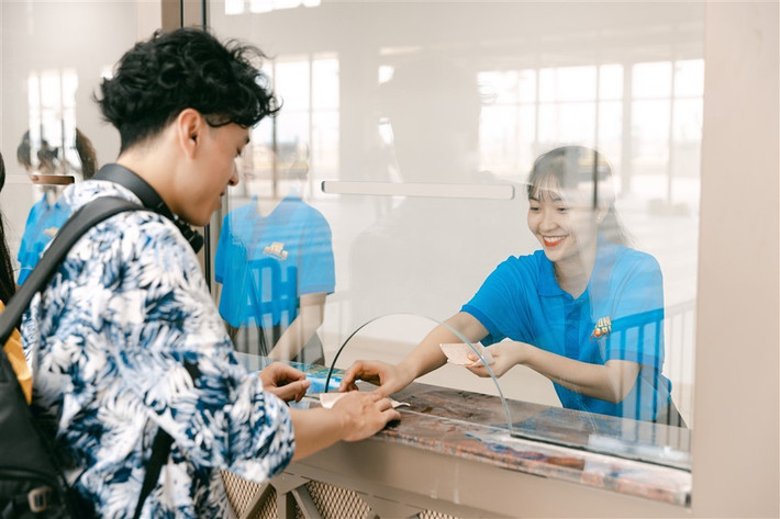 Du khách di chuyển qua tuyến cáp treo Cát Hải – Phù Long ngày càng đông vì nhanh, an toàn và thuận tiện. du-khach-di-chuya-n-qua-cap-treo-cat-ba-6.jpg