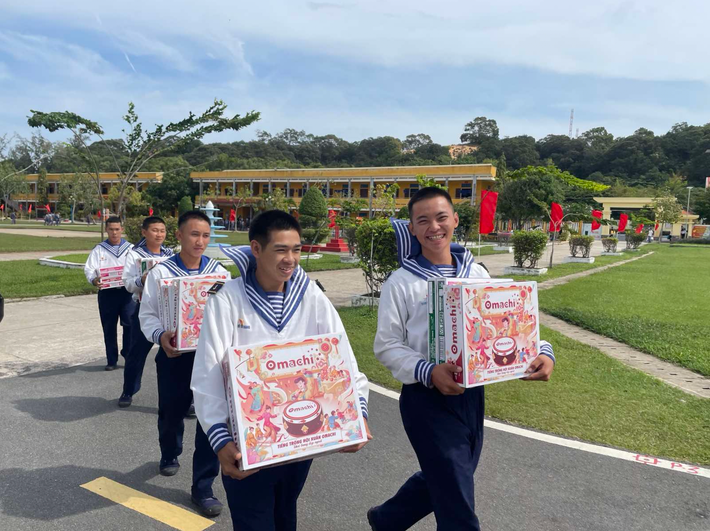 Bộ đội hải quân nhận quà Omachi từ đất liền, ấm áp và vẹn tròn. Bộ đội hải quân nhận quà Omachi từ đất liền, ấm áp và vẹn tròn.