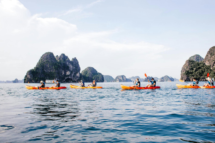 Du khách chèo kayak và tận hưởng vẻ đẹp thiên nhiên sinh thái tại đảo Cát Bà. Ảnh: Pexels pexels-rachel-claire-7276633.jpg