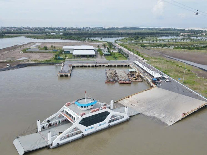 Bến phà Đồng Bài cùng phà mới Bay View Cat Ba vận hành giúp cải thiện được tình trạng tắc phà trước đây. Ảnh: Lê Tân ban-pha-a-a-ng-ba-i-1.jpg