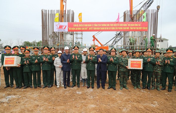 Bộ trưởng Phan Văn Giang trao quà tặng cán bộ, nhân viên, người lao động đang thi công cầu Phong Châu mới 2.jpg