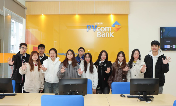 Sinh viên chuyên ngành tài chính ngân hàng phấn khởi tại Phòng thực hành ngân hàng 4.jpg