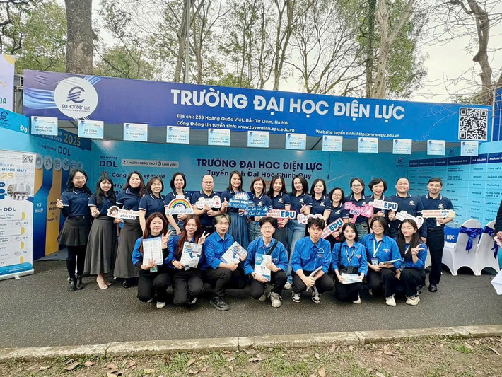 Các thầy cô và sinh viên Trường EPU tham gia tại Ngày hội tư vấn tuyển sinh – hướng nghiệp năm 2025 7jpg.jpg
