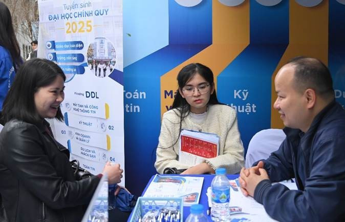 Phụ huynh Phạm Thị Kim Chung và em Kim Phạm Hồng Hoa, học sinh trường THPT Yên Lạc, Vĩnh Phúc phấn khởi khi được nghe trực tiếp thầy cô Trường EPU tư vấn 6jpg.jpg