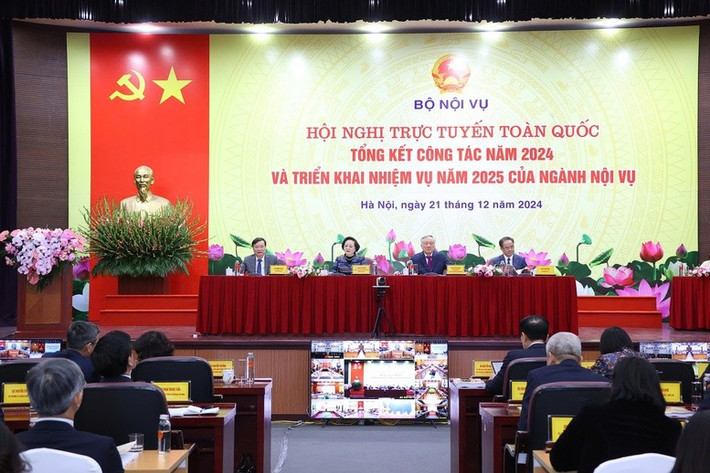 Phó Thủ tướng Thường trực Nguyễn Hòa Bình dự Hội nghị trực tuyến toàn quốc tổng kết công tác năm 2024, triển khai nhiệm vụ năm 2025 ngành nội vụ. Ảnh: Chí Tuấn 1.jpg