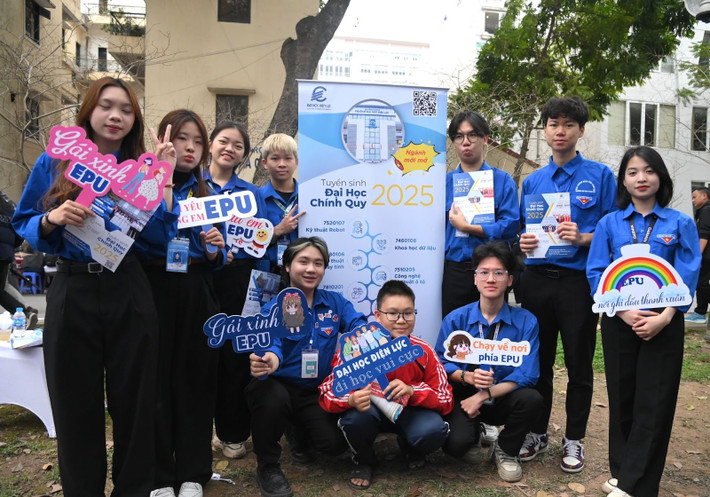 Các sinh viên tình nguyện EPU phấn khởi được tham gia Ngày hội tư vấn tuyển sinh – hướng nghiệp năm 2025 5jpg.jpg