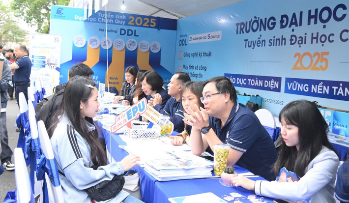 Các thí sinh tham gia tư vấn tại gian hàng của Trường Đại học Điện lực (EPU) 1jpg.jpg