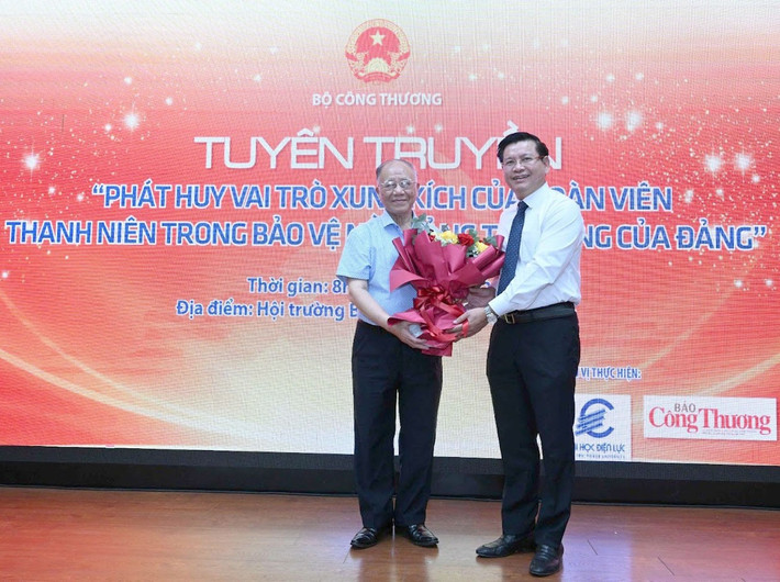 Hiệu trưởng Trường Đại học Điện lực, PGS.TS Đinh Văn Châu tặng hoa cảm ơn diễn giả, GS.TS Hoàng Chí Bảo 2.jpg