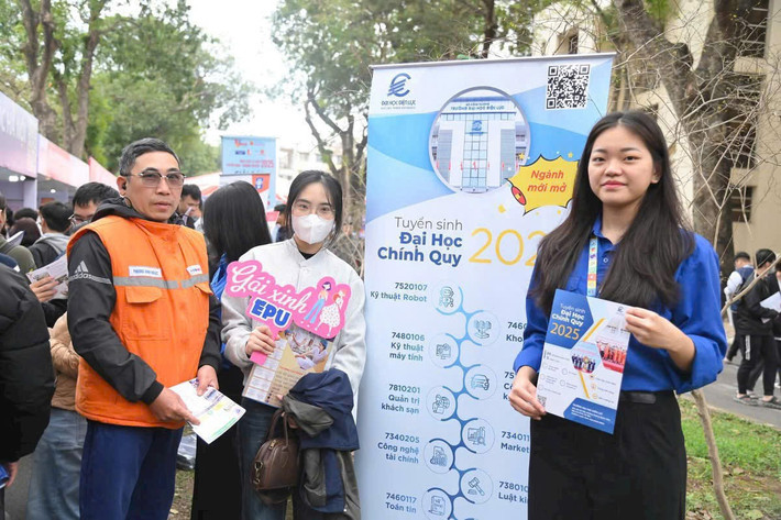 Phụ huynh và học sinh phấn khởi chụp ảnh kỷ niệm trước pano EPU tại Ngày hội tư vấn tuyển sinh – hướng nghiệp năm 2025 8jpg.jpg