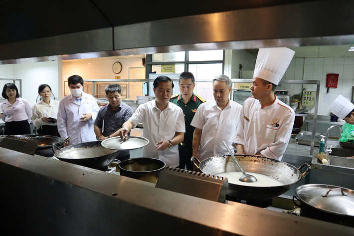 Đoàn công tác Cục An toàn thực phẩm phối hợp với Sở Y tế Hà Nội kiểm tra một số bếp ăn khách sạn phục vụ đại biểu dự kỳ họp Quốc hội Đoàn công tác Cục An toàn thực phẩm phối hợp với Sở Y tế Hà Nội kiểm tra một số bếp ăn khách sạn phục vụ đại biểu dự kỳ họp Quốc hội