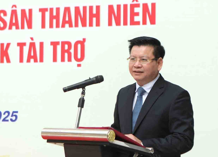 Hiệu trưởng Nhà trường, PGS. TS Đinh Văn Châu phát biểu tại buổi lễ 1.jpg