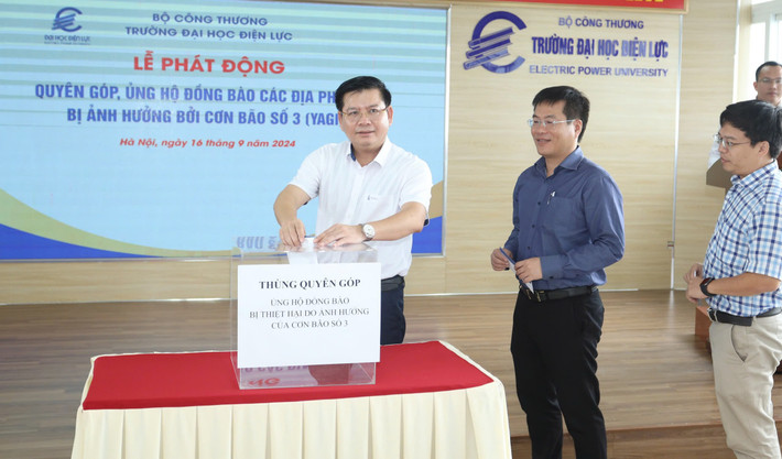 Hiệu trưởng Trường Đại học Điện lực PGS.TS. Đinh Văn Châu ủng hộ đồng bào các địa phương bị ảnh hưởng bởi bão số 3, ngày 16.9 5.jpg