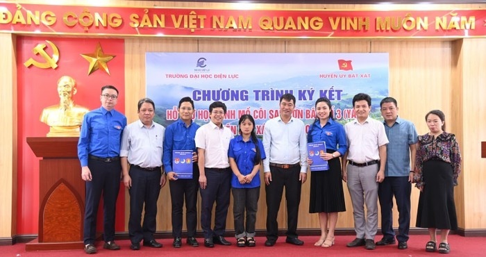 Đại diện Lãnh đạo Trường Đại học Điện lực, Lãnh đạo huyện Bát Xát và em Thào Thị Nhè chụp ảnh lưu niệm 3-4366-6795.jpg
