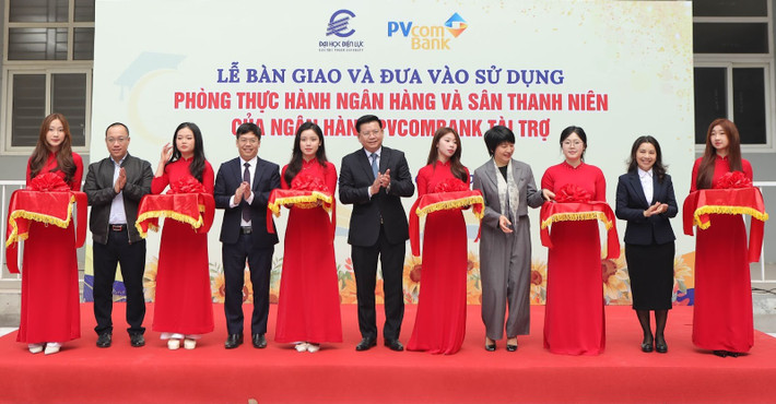 Các đại biểu thực hiện nghi thức Lễ bàn giao và đưa vào sử dụng Phòng thực hành ngân hàng và Sân thanh niên 2.jpg