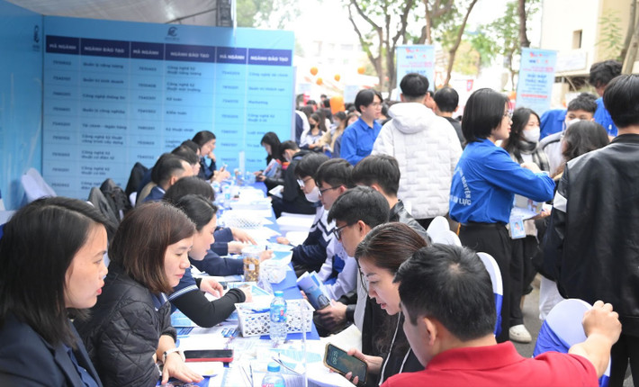 Ngày hội tư vấn tuyển sinh thu hút hàng nghìn lượt học sinh, phụ huynh tham quan, tìm hiểu 3gpg.jpg