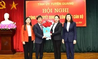 Thường trực HĐND tỉnh chúc mừng tân Chánh văn phòng Đoàn ĐBQH và HĐND tỉnh Nguyễn Văn Hiền. Ảnh: Ngọc Hưng