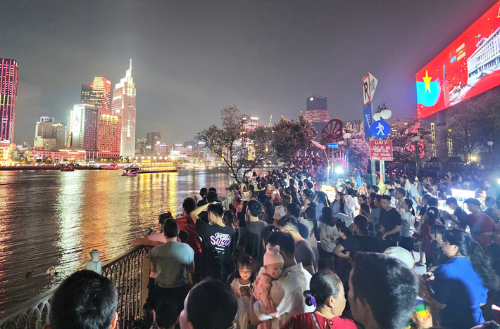 Rất đông người dân tập trung tại khu vực công viên bờ sông Sài Gòn để xem trình diễn drone 12.jpg