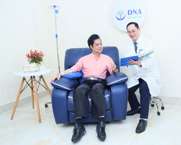 Danh ca Ngọc Sơn chăm sóc sức khỏe tại Bệnh viện Quốc tế DNA để luôn tươi trẻ, năng lượng trước công chúng 2.png