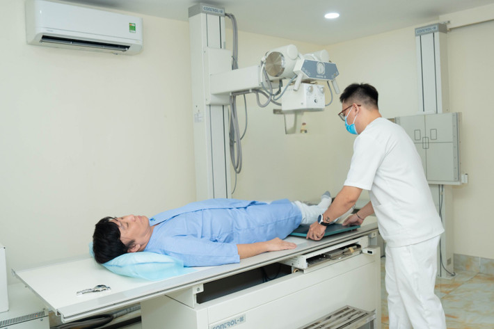 Hình ảnh khách hàng đến Bệnh viện Quốc tế DNA kiểm tra tình trạng thoái hóa khớp gối 3.png