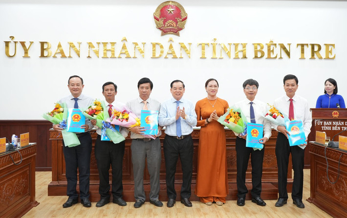 Trao quyết định cho Ban Giám đốc Sở Xây dựng ben-tre-6.jpg