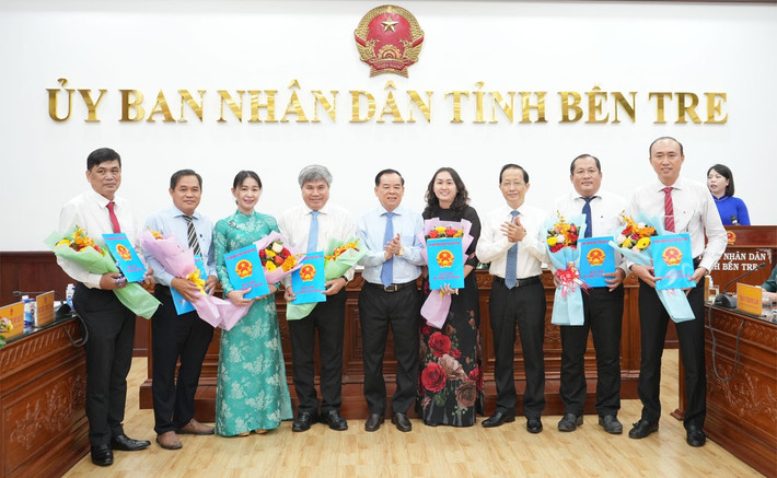 Trao quyết định cho Ban Giám đốc Sở Tài chính ben-tre-4.jpg