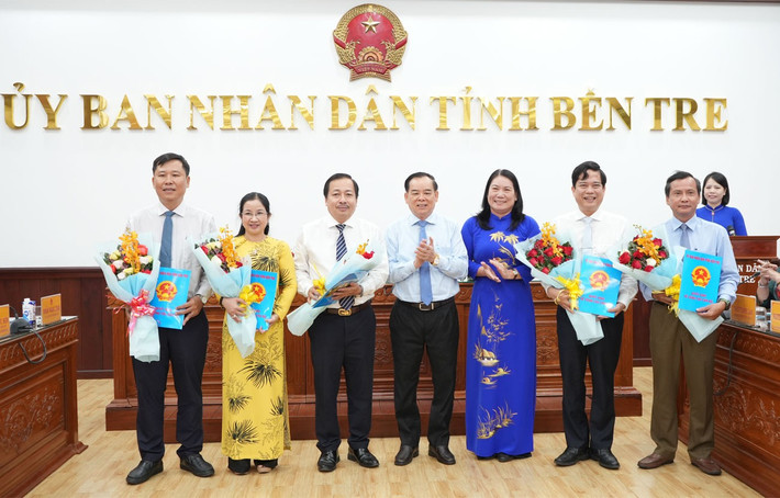 Trao quyết định cho Ban Giám đốc Sở Khoa học và Công nghệ ben-tre-5.jpg