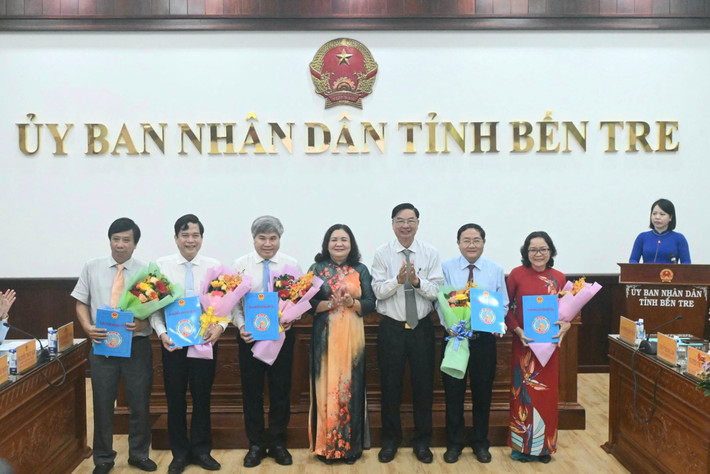 Quyền Bí thư Tỉnh ủy, Chủ tịch HĐND tỉnh Bến Tre Hồ Thị Hoàng Yến trao nghị quyết của HĐND tỉnh cho đại diện các cơ quan hợp nhất, sáp nhập. ooo.jpg