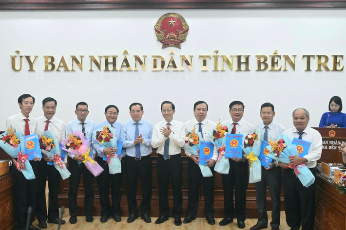 Trao quyết định cho Ban Giám đốc Sở Nông nghiệp và Môi trường 9999.jpg