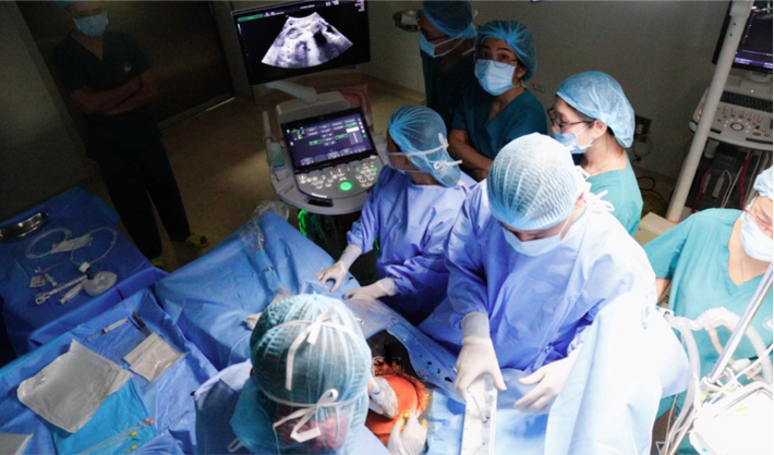 Các bác sĩ tại TP. Hồ Chí Minh phối hợp thực hiện can thiệp thông van tim cho bào thai ngay trong bụng mẹ ytcs-2-21220256.png