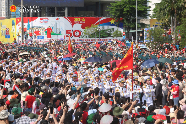 Hình ảnh đoàn diễu binh trong vòng tay nhân dân trên đường phố TP. Hồ Chí Minh sáng 30.4. Ảnh: Nguyễn Tuấn 50.jpg