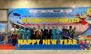 Vietnam Airlines chào đón những hành khách đầu tiên nhân dịp năm mới 2025. Ảnh: VNA 