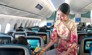 Vietnam Airlines tặng hành khách những món quà lưu niệm trên những chuyến bay Tết. Ảnh: VNA