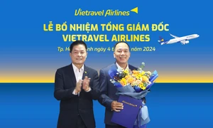 Ông Đào Đức Vũ nhận quyết định chức vụ Tổng Giám Đốc Vietravel Airlines. Ảnh: VT