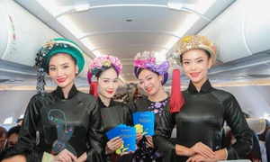 - Vietravel Airlines đã đưa hành khách trở về một thời kỳ hoàng kim của lụa tơ tằm miền Nam qua màn trình diễn áo dài lãnh Mỹ A. Ảnh: VT