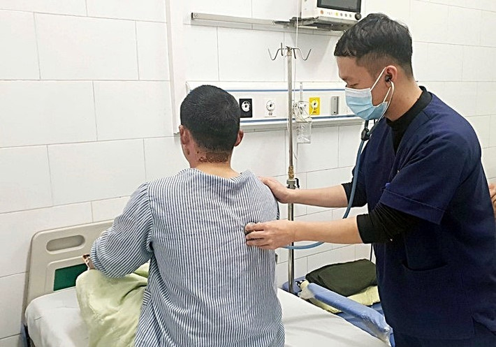 Nạn nhân đã tự thở và đang hồi phục tại Trung tâm chống độc dieu-tri-cho-bn-vu-phong-hoa-2.jpg