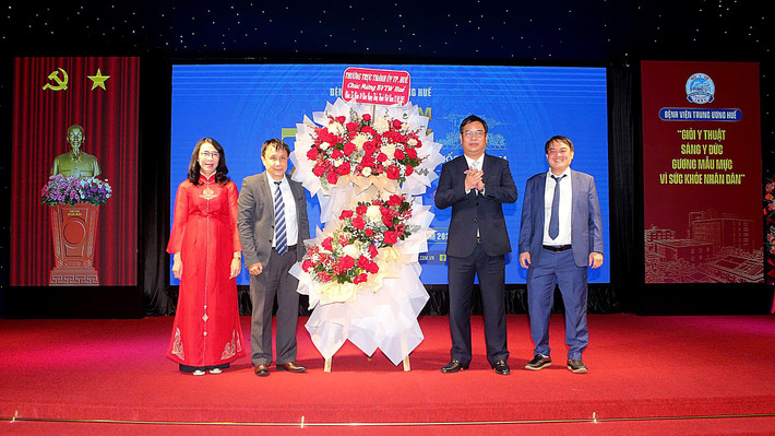 Đại diện lãnh đạo Thành uỷ Huế tặng Bệnh viện Trung ương Huế lẵng hoa nhân ngày Thầy thuốc Việt Nam 3d1c0c8230008e5ed711.jpg