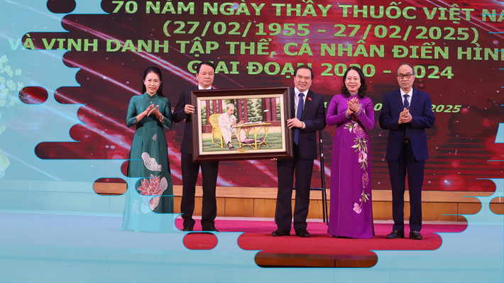 Phó Chủ tịch nước Võ Thị Ánh Xuân tặng bức tranh Bác Hồ ngồi làm việc cho Bệnh viện Trung ương Thái Nguyên tại Lễ kỷ niệm 70 năm ngày Thầy thuốc Việt Nam; Vinh danh tập thể, điển hình tiên tiến, giai đoạn 2020 – 2024 ngày 24.2.2025 56d35f5ad7bb66e53faa.jpg