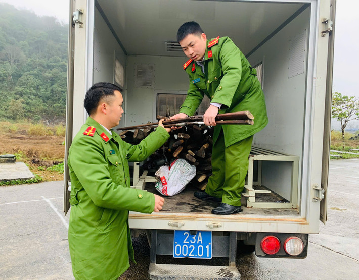 Công an huyện Quản Bạ tiếp nhận và thu gom để tiêu hủy vũ khí, công cụ hỗ trợ b3c851391c4da213fb5c.jpg