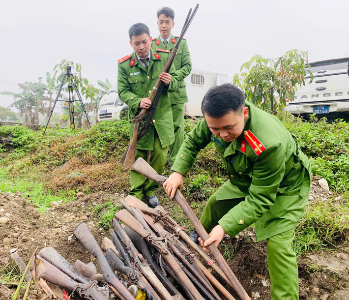 Việc tiêu huỷ vũ khí được thực hiện đúng theo phương án bảo đảm an toàn và đúng quy định 5090e0b7e7c2599c00d3.jpg