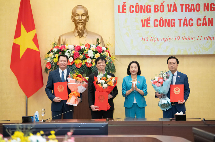 Phó Chủ tịch Quốc hội Nguyễn Thị Thanh trao quyết định và tặng hoa chúc mừng các đồng chí được bổ nhiệm Phó Chủ tịch Quốc hội Nguyễn Thị Thanh trao quyết định và tặng hoa chúc mừng các đồng chí được bổ nhiệm