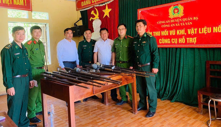 Công an xã Tả Ván (Quản Bạ) phối hợp với Đồn Biên phòng Tùng Vài, bộ đội Biên phòng tỉnh vận động Nhân dân giao nộp vũ khí tự chế. Ảnh: Trọng Hiếu Công an xã Tả Ván (Quản Bạ) phối hợp với Đồn Biên phòng Tùng Vài, bộ đội Biên phòng tỉnh vận động Nhân dân giao nộp vũ khí tự chế. Ảnh: Trọng Hiếu
