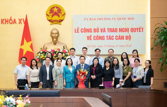 Phó Chủ tịch Quốc hội và tập thể Ban Công tác đại biểu tặng hoa chúc mừng Phó Ban Công tác đại biểu Nguyễn Đại Thắng Phó Chủ tịch Quốc hội và tập thể Ban Công tác đại biểu tặng hoa chúc mừng Phó Ban Công tác đại biểu Nguyễn Đại Thắng