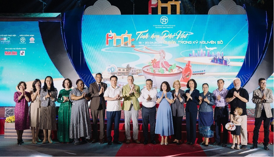 Ông Trần Sỹ Thanh - Chủ tịch Ủy ban nhân dân thành phố Hà Nội cùng các đại biểu tham dự lễ khai mạc chương trình Festival Phở 2025. Ảnh: BTC picture1.png