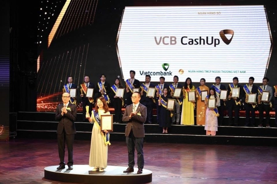 Phó Trưởng phòng Giải pháp kênh số bán buôn Nguyễn Thị Hồng Vân đại diện Vietcombank nhận giải thưởng Sao Khuê dành cho sản phẩm VCB CashUp Mobile. Ảnh: VC 20250419nmhsao-khue-19-vcbnews.jpg