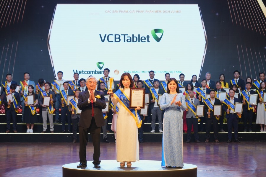 Phó giám đốc phụ trách Trung tâm Ngân hàng số Vũ Thị Thúy Minh đại diện Vietcombank nhận giải thưởng Sao Khuê dành cho sản phẩm VCB Tablet. Ảnh: VC 20250419nmhsao-khue-18-vcbnews.jpg