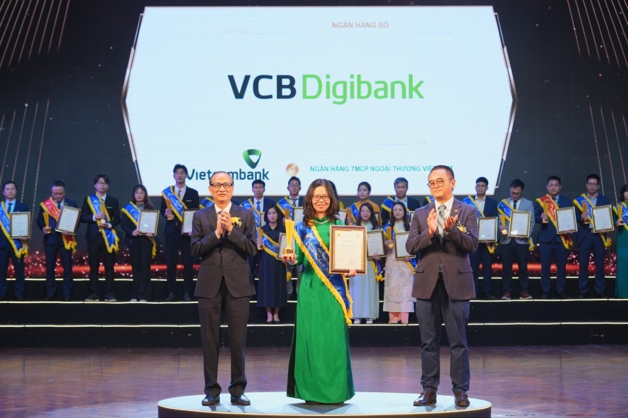 Phó Trưởng phòng Phát triển Kênh số & Đối tác Phạm Châu Loan đại diện Vietcombank nhận giải thưởng Sao Khuê 2025 dành cho VCB Digibank với hạng mục Ngân hàng số. Ảnh: VC 20250419nmhsao-khue-11-vcbnews.jpg