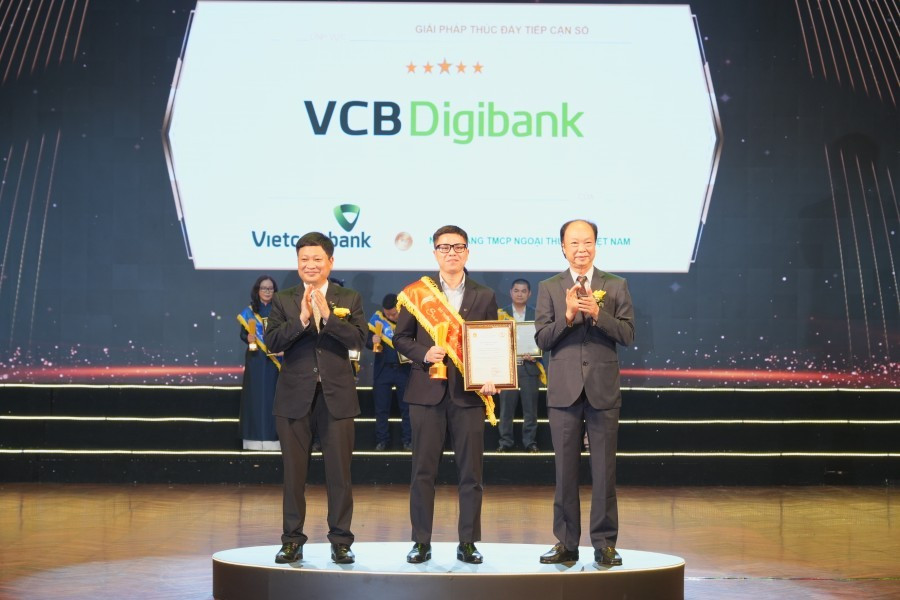 Phó Trưởng phòng Marketing Bán lẻ Lê Văn Việt đại diện Vietcombank nhận giải thưởng Sao Khuê dành cho Ngân hàng số VCB Digibank với hạng mục Giải pháp thúc đẩy tiếp cận số. Ảnh: VC 20250419nmhsao-khue-2-vcbnews.jpg